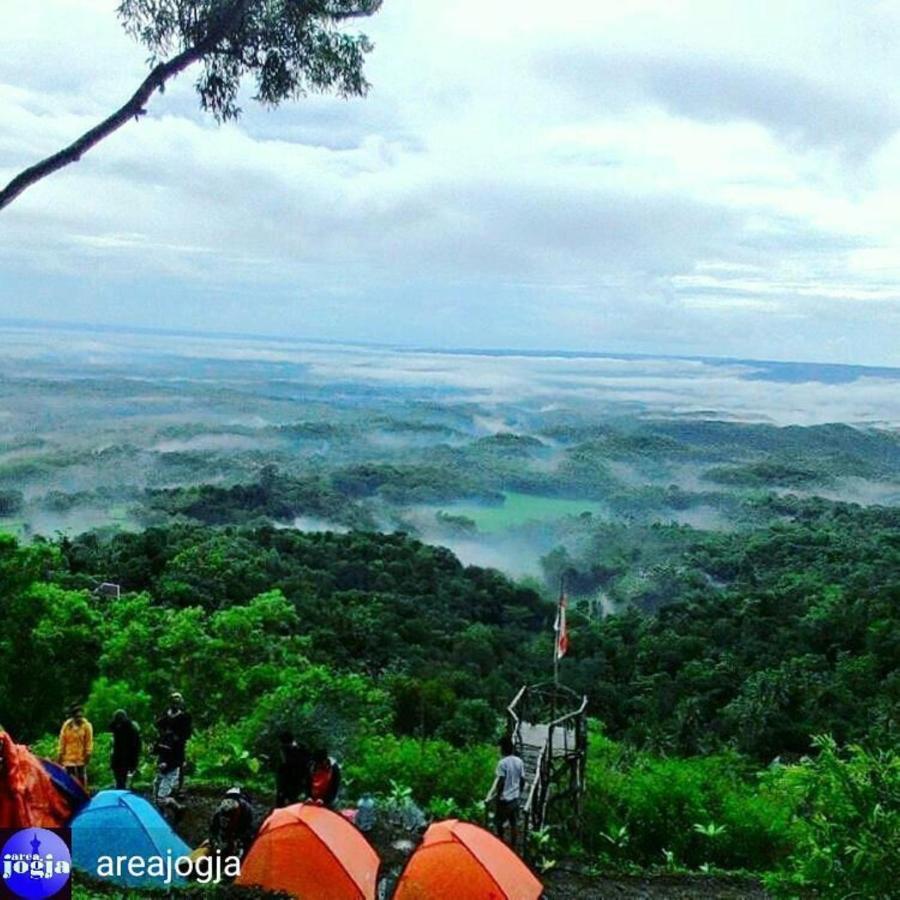 Seribu Batu Songgo Langit Resort & Camp Bantul Esterno foto